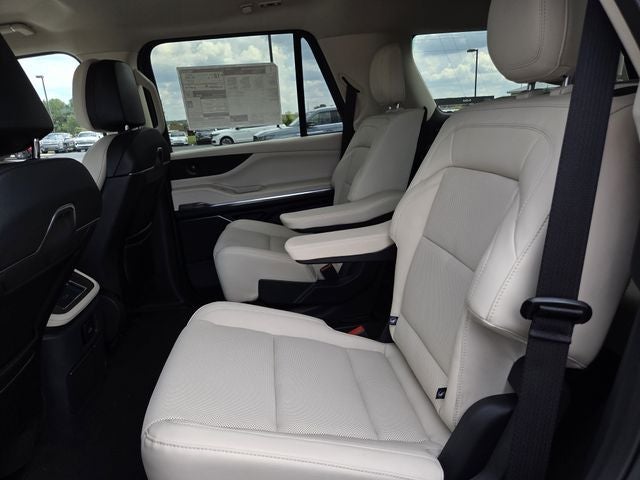2027 Lincoln Navigator Premiere