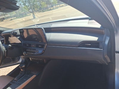 2022 Lexus ES 300h Ultra Luxury