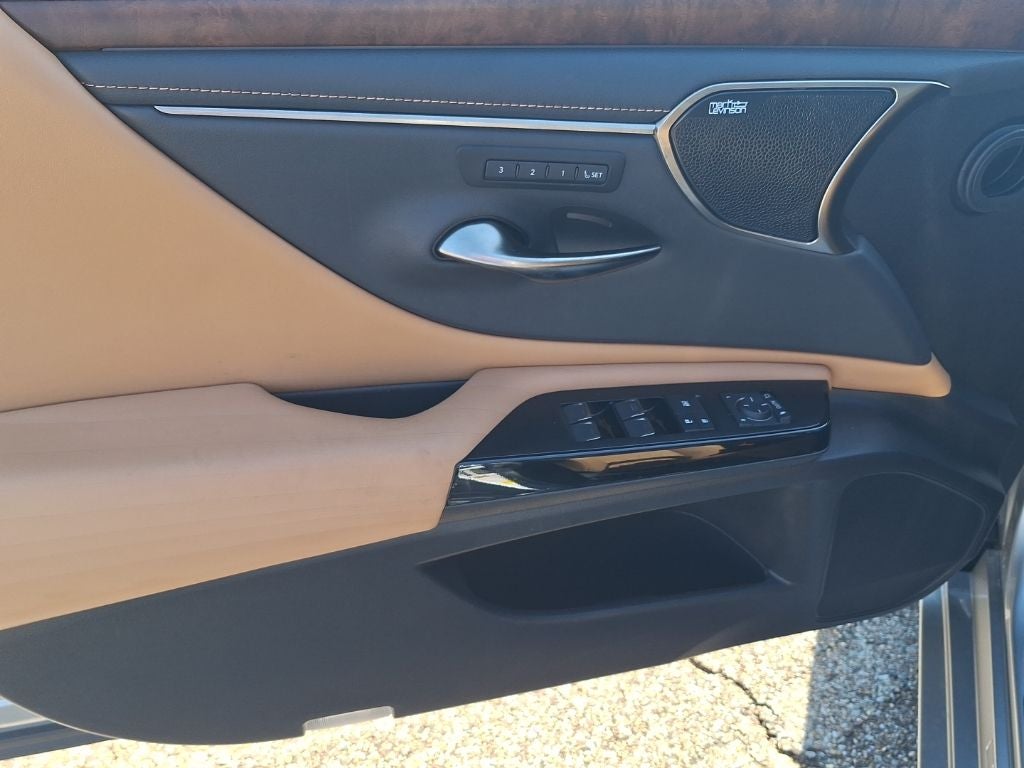 2022 Lexus ES 300h Ultra Luxury