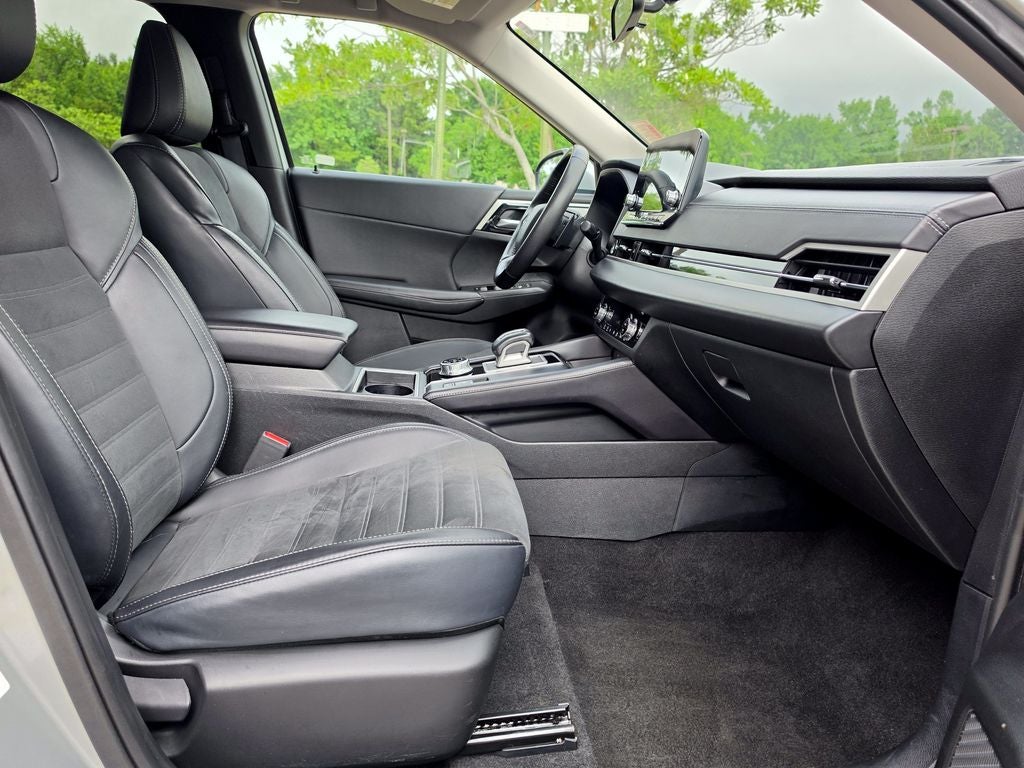 2024 Mitsubishi Outlander Base