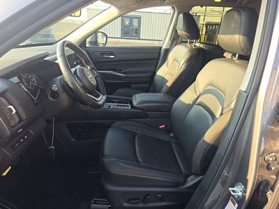2025 Nissan Pathfinder SL