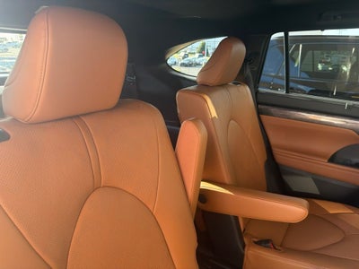 2025 Toyota Highlander Platinum