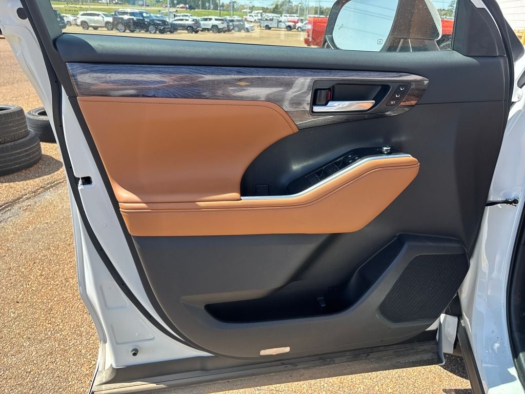 2025 Toyota Highlander Platinum